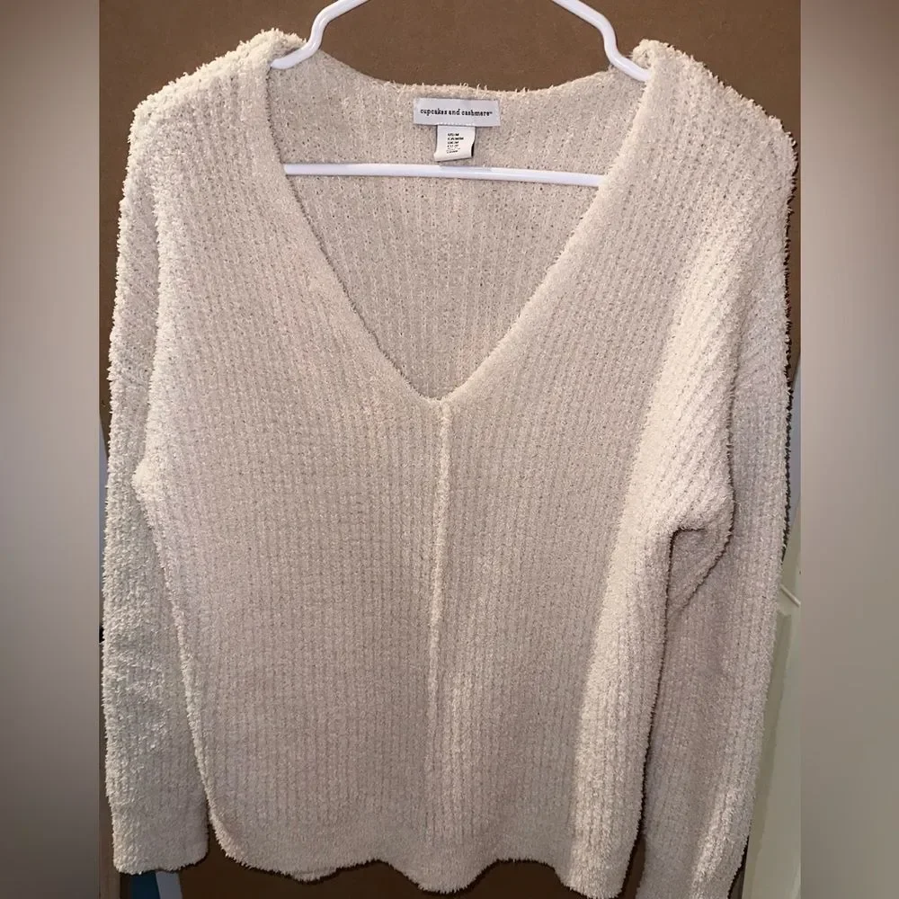 Cupcakes & Cashmere Cream Plush Longline Relaxed V Neck Sweater | Size M